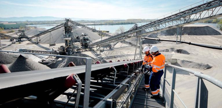 hommes sur un chantier