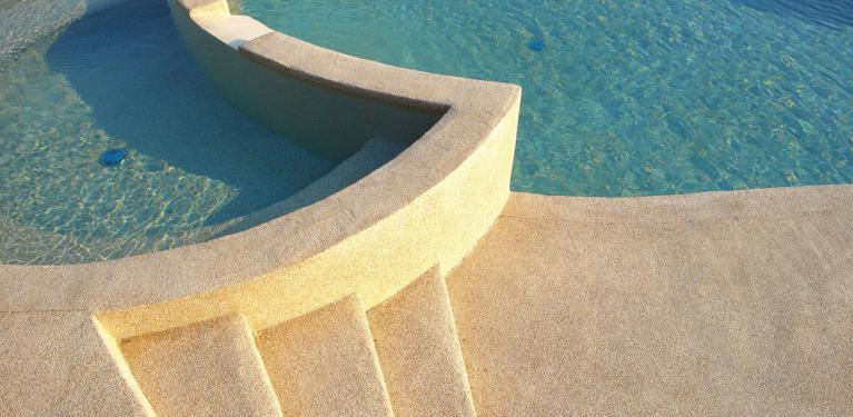 Piscine béton décoratif