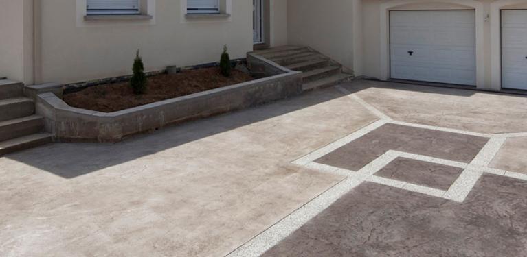 bandeau-cour-stationnement-beton-deco