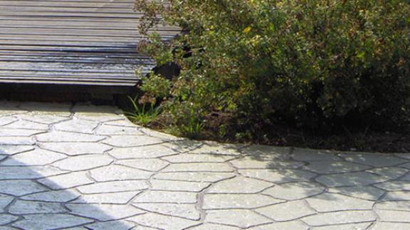 Chemin de jardin béton