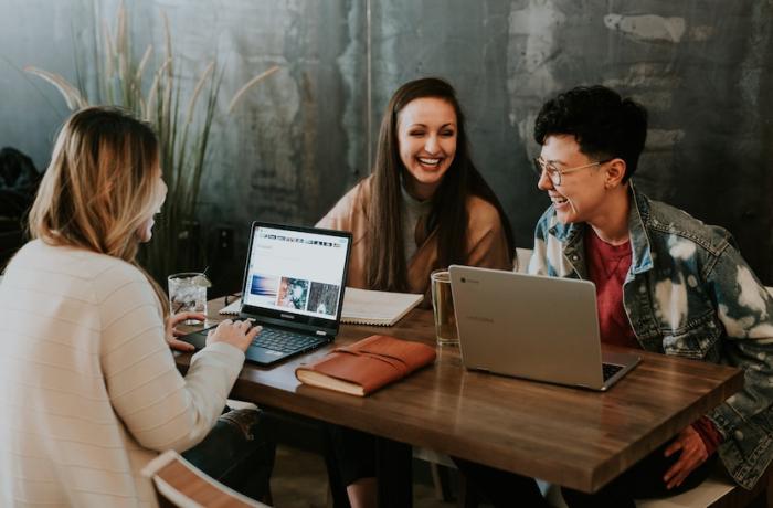 équipe travaillant en collaboration
